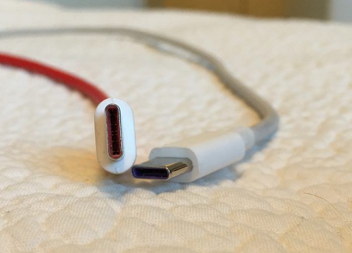 Molemmat puhelimet käyttävät USB Type C:tä.