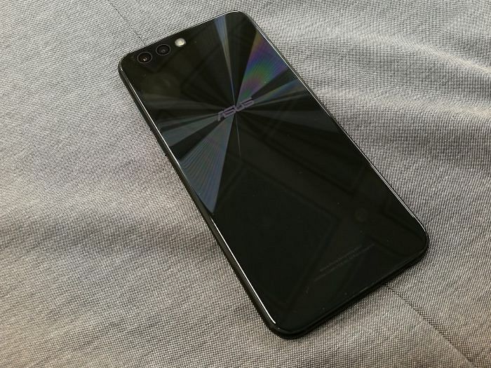 Zenfone 4:n takapuoli heijastelee tyylikkäästi.