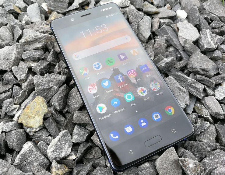 Nokia 8:ssa näytön osuus etupuolesta jää matalaksi. Ylä- ja alapuolella on paljon tilaa. Näytön alapuolelta löytyvät sormenjälkilukija-kotinäppäimen ohella taaksepäin- ja moniajotoimintopainikkeet.