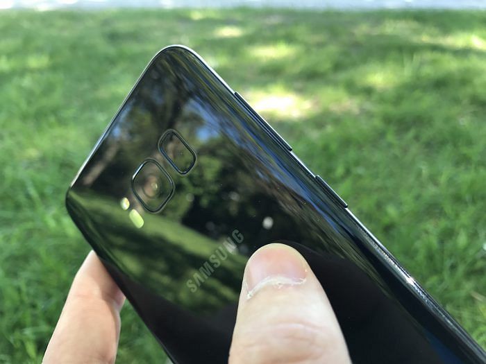 Volyyminäppäimen alapuolelle on ilmestynyt Bixby-näppäin, joka on jokseenkin turha ja paikoin jopa ärsyttävä.