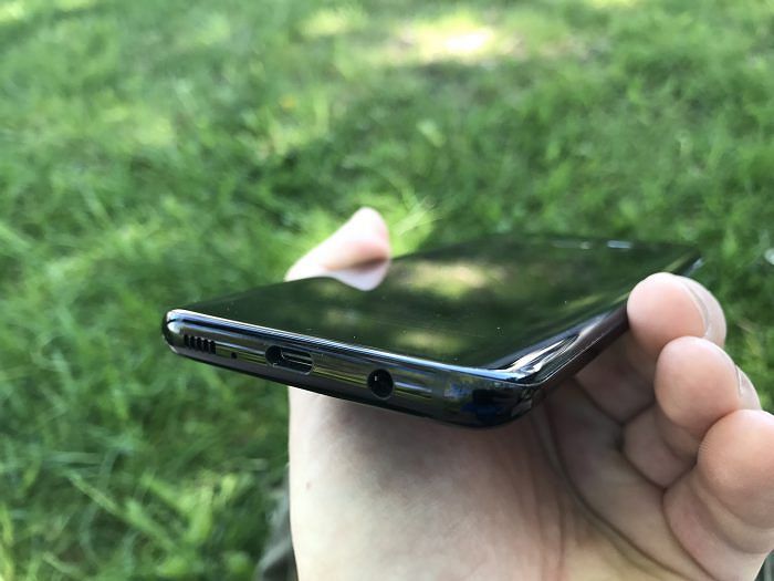 Alapäädystä löytyvät tuttuun tapaan kaiutin, kuulokeliitäntä sekä USB-C-liitäntä.