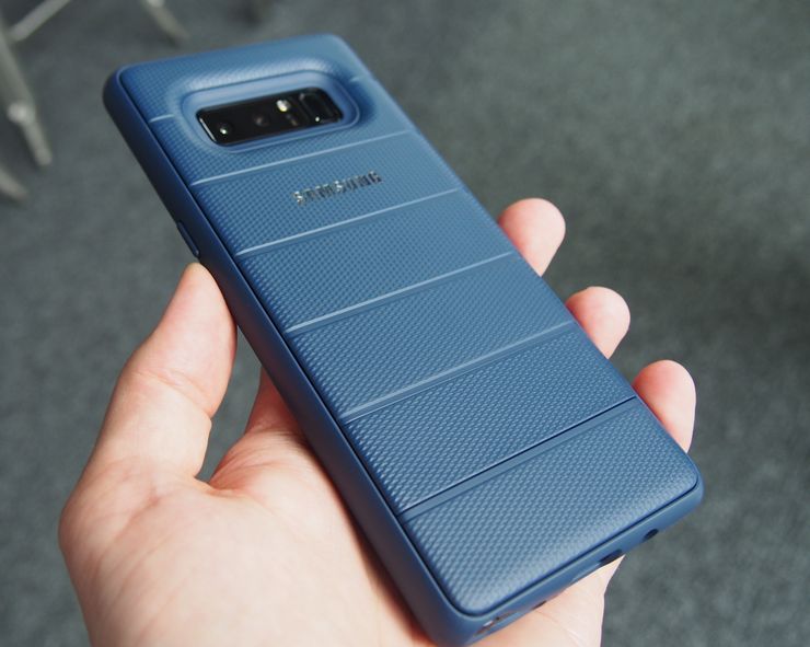 Galaxy Note8 saa myös jykevän lisävarustekuoren, joka tuo puhelimeen MIL-standardin kestävyyden ja seisontatuen.