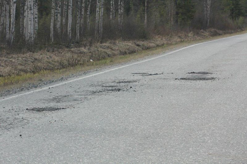 Salla-Savukoski maantien reiät ensiavun jälkeen toukokuussa 2015.