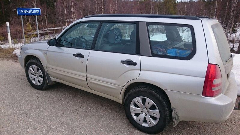 Subaru ja Nokia Sport Utilityt peltivanteilla ja pölykapseleilla...