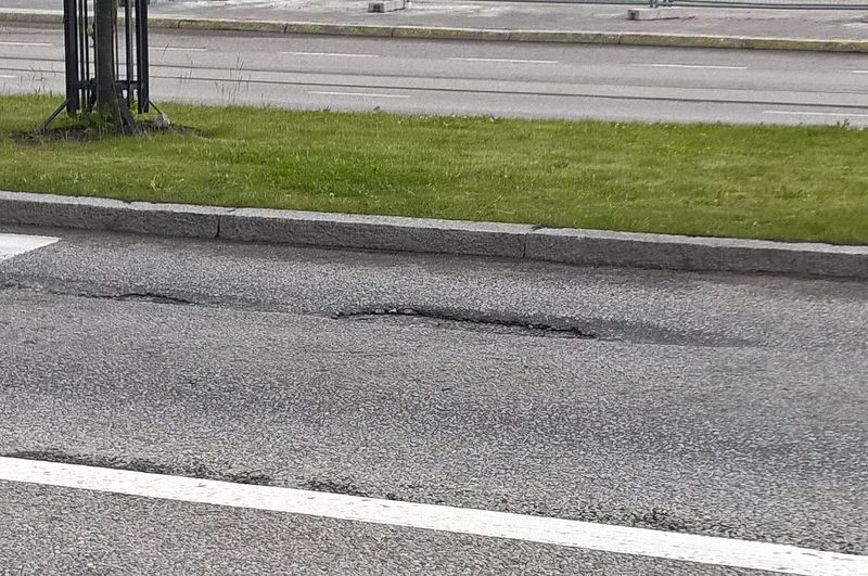 Kuoppia tiessä.