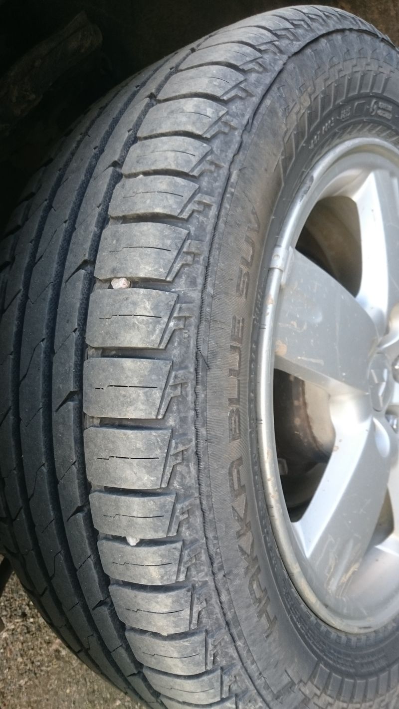 Kaikki renkaat keräävät pikkukiviä, niin Ukankin Lexuksen uudet Hakka Blue SUV -renkaat.​
