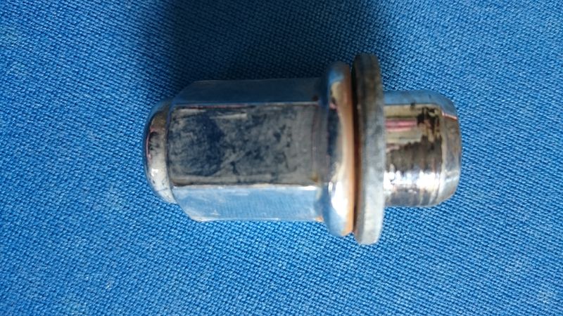 Lexuksen vannemutteri.