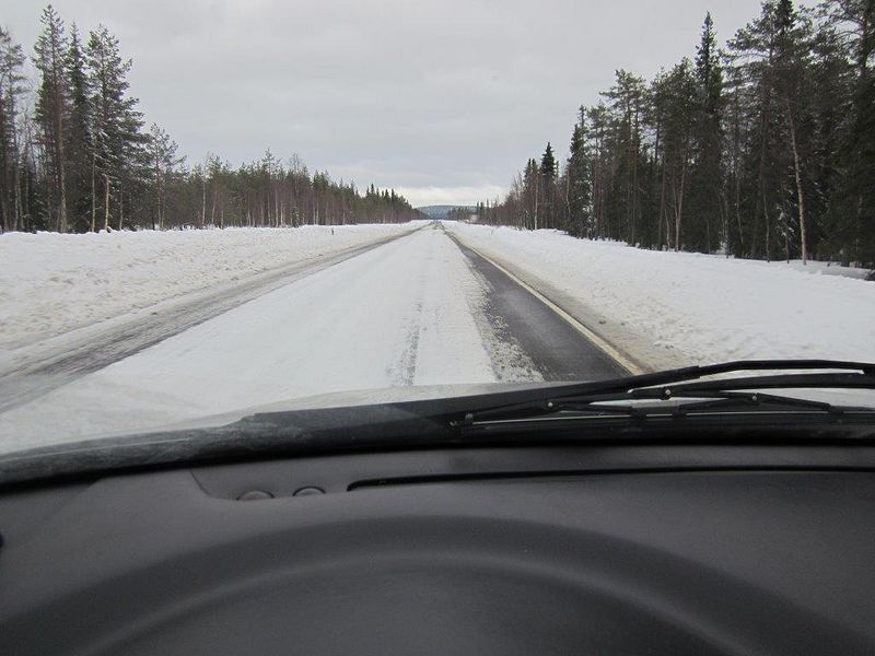 Rovaniemi-Kemijärvi aprillipäivänä aurauksen jäljiltä.