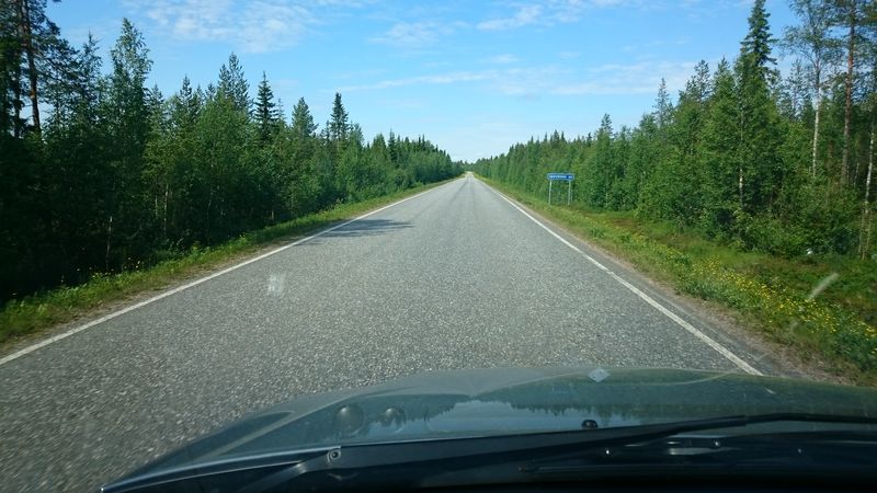 Keskiviivaton Savukoskentie, muutama suora, mutta mutkaa enimmäkseen.