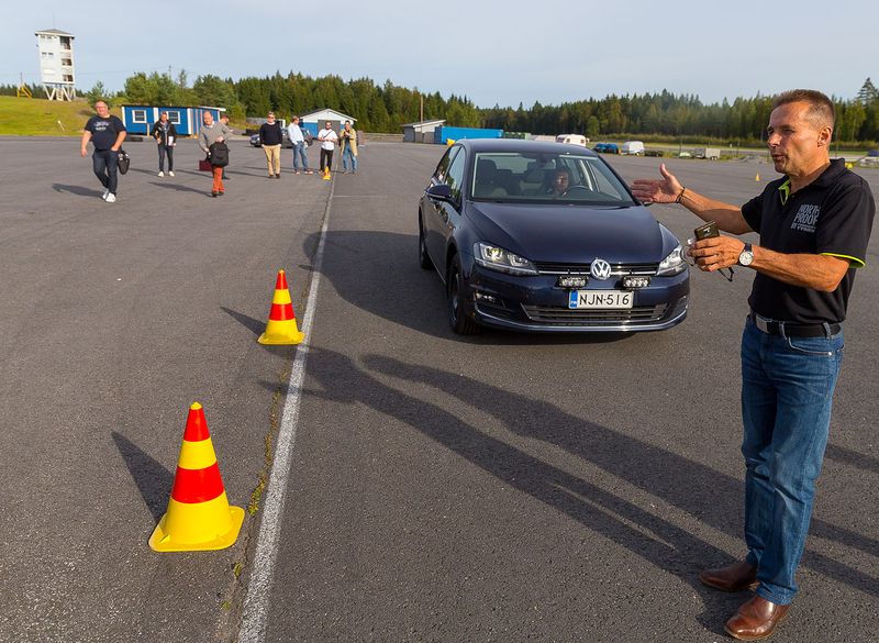 De två främre konerna visar hur långt Hakka Green 2 rullar.