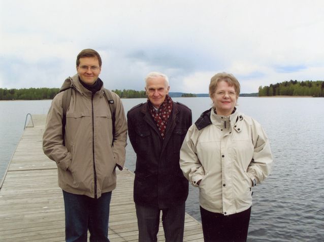 Den finsk-ryska skogsordbokens arbetsteam på utflykt. Från vänster Aleksandr Gerd, Igor Kudashev och Inkeri Vehmas-Lehto.​