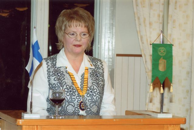 Biträdande guvernörens gratulationstal och -sång  på Inkeroinens rotaryklubbs 40-årsjubileum 14.3.2008. Foto Matti Lehto.​