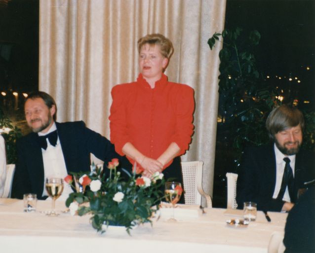 Den blivande doktorn håller tal 3.12.1989. Till vänster opponent Hannu Tommola från Tammerfors universitet och kustos Arto Mustajoki till höger. Foto: Pessi Wild.​