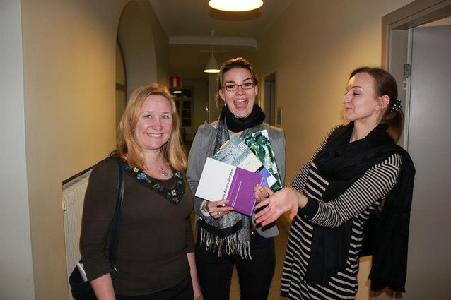 Hanna Snellman, Laura Hirvi och Kristina Myrvold gläds åt boken ”Where is the Field” (red. Laura Hirvi & Hanna Snellman 2012) som kom ut i samband med ett gemensamt projekt.​