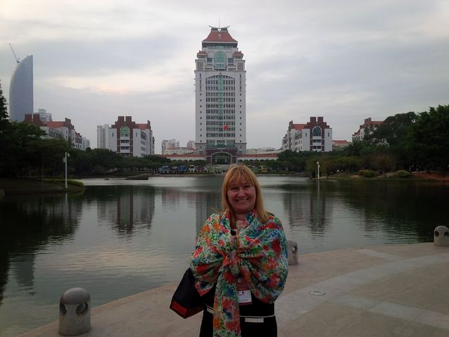 Hanna Snellman i Kina 2014. I bakgrunden campuset vid Xiamens universitet. Bild: Nello Angerilli.​