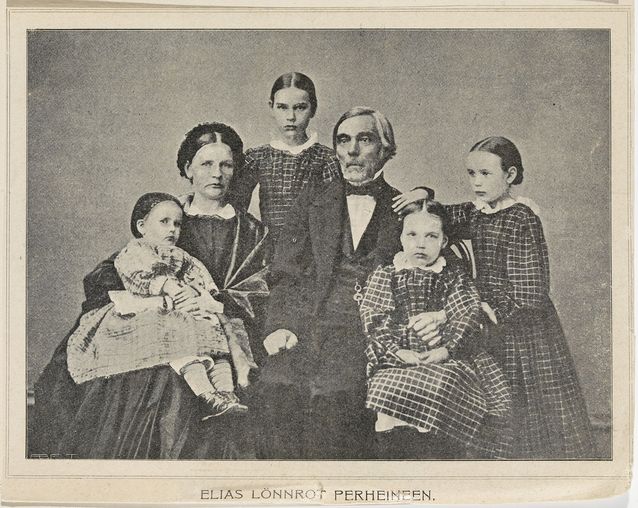 Familjeporträtt från 1863. Fru Maria Lönnrot med dottern Tekla i famnen, mellan föräldrarna dottern Maria, höger om Elias Lönnrot döttrarna Elina och Ida. Bild: Museiverket.​