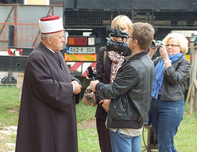 Janne Hopsu interviewing a local mufti in Banja Luka.​