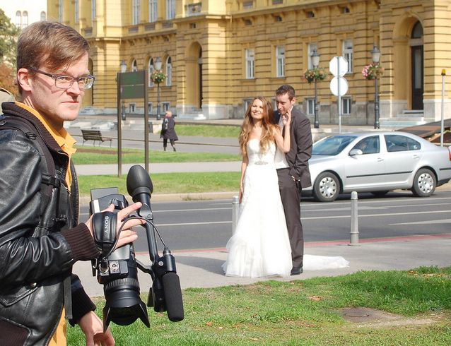 On a work trip to Zagreb, some newly weds were caught on camera.​