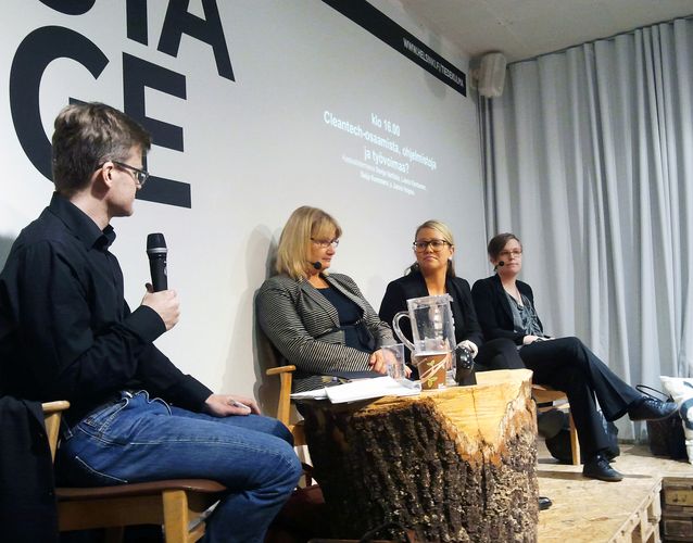Janne Hopsu interviewing Saija Kommers, Laura Kantanen and Sonja Vartiala at Tiedekulma. Photo: Toni Rönni.​
