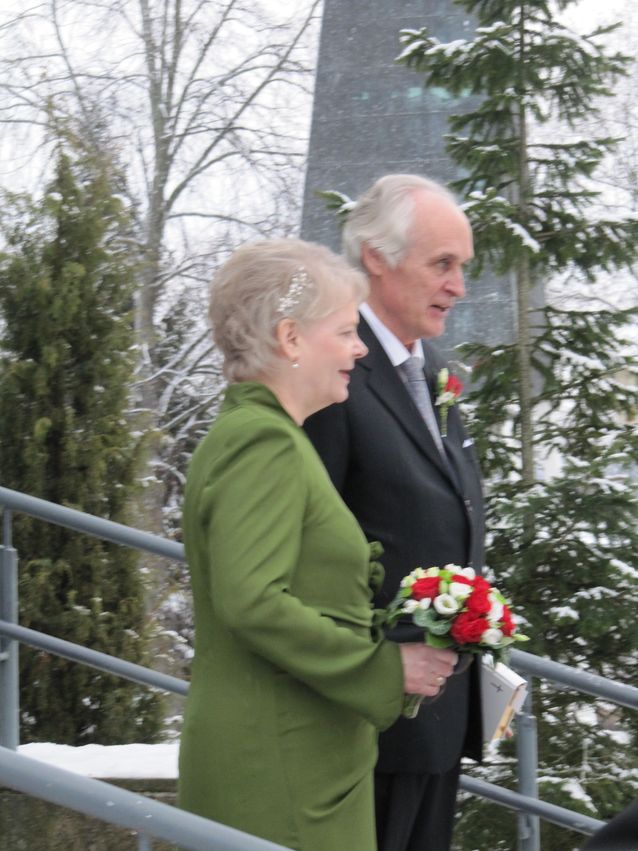 Olof Thesslund ja Inkeri Vehmas-Thesslund Voikkaan kirkon portailla 25.1.2014. Kuva: Marianne Lönnqvist.​​