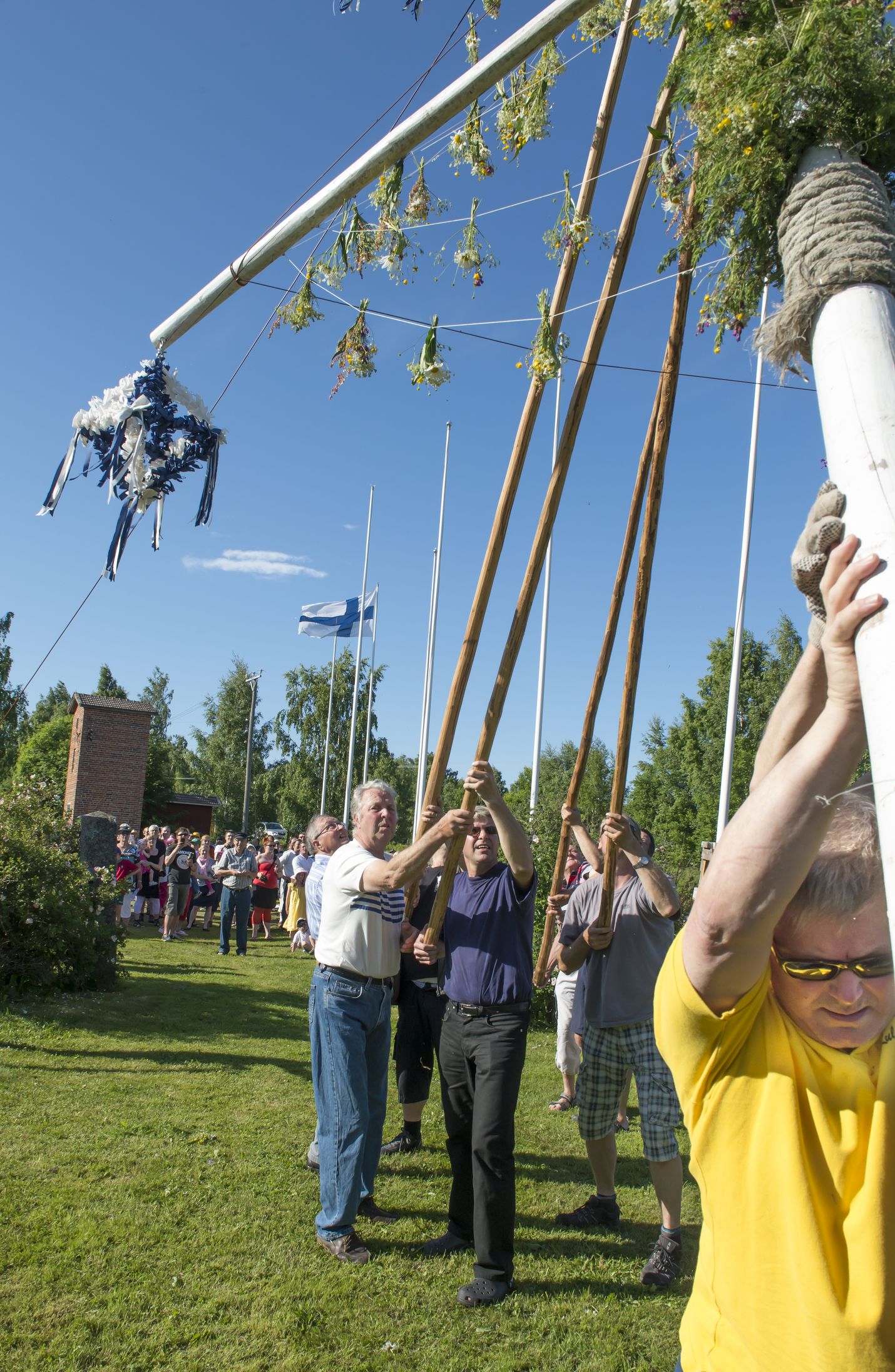 Santtiolla koristellaan tänäkin juhannusaattona perinteinen juhannussalko. Kuva: LS-arkisto/Esa Urhonen