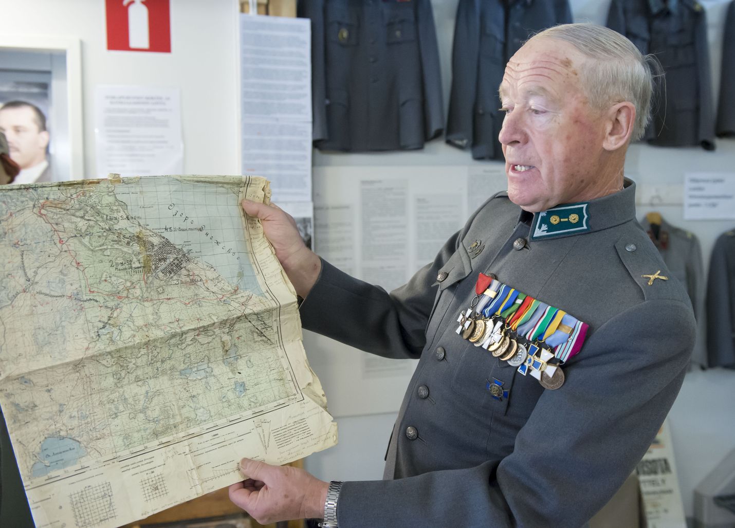 Talvi- ja jatkosotamuseon kokoelmat karttuvat jatkuvasti. Museonhoitaja Ilpo Nurmi esittelee tuoreinta lahjoitusta, venäläistä sodanaikaista karttaa.