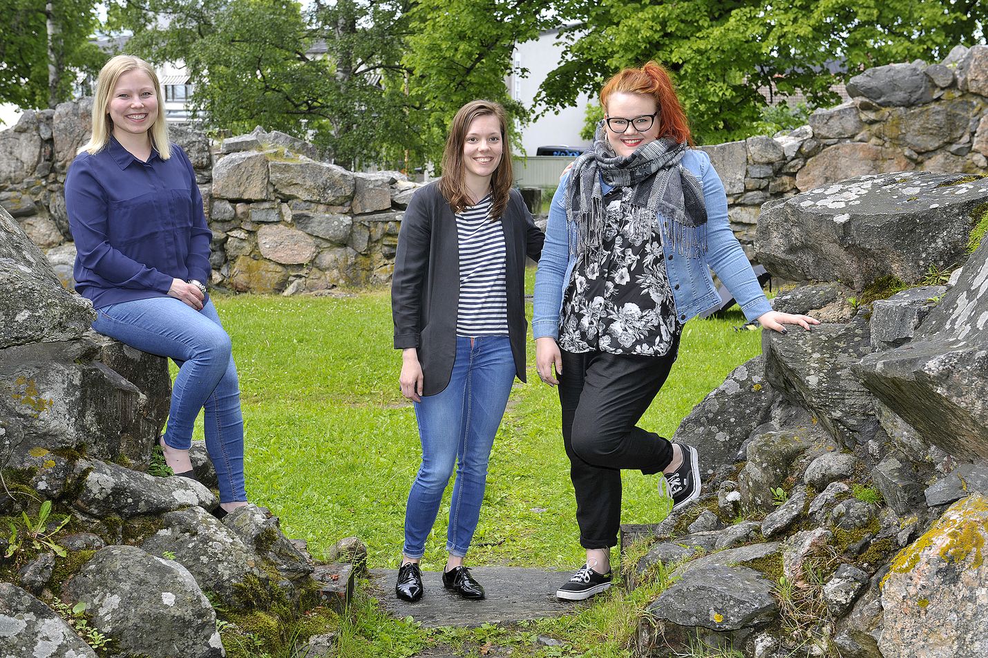 Rebekka Ylén (vas.), Iida Huhtala, Fanni Lehto ja kuusi muuta Lauluyhtye Myytin jäsentä laulavat perjantaina iltayhdeltätoista. Kuva: Juha Sinisalo