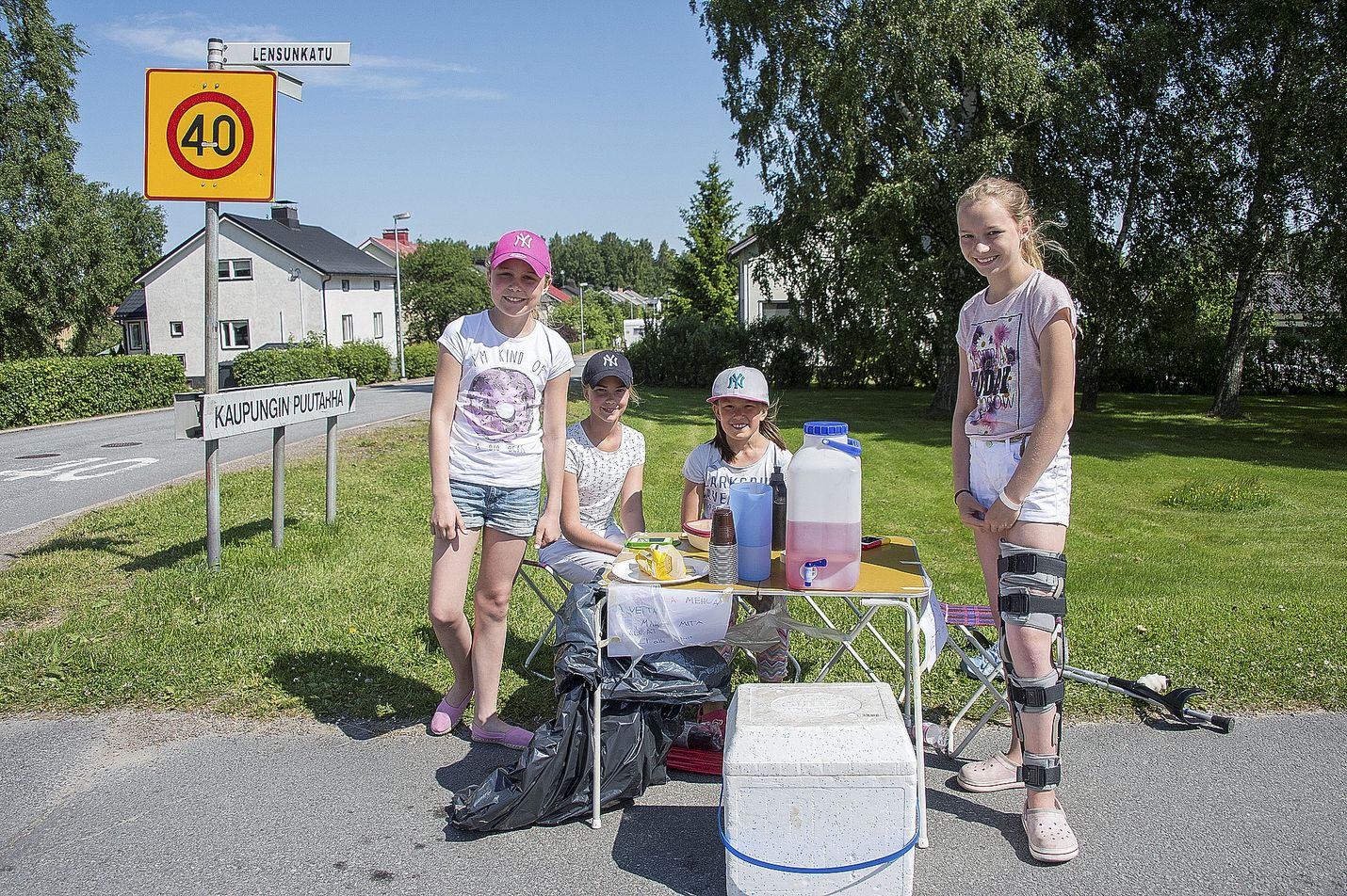 Olivia Suvanto, Iina Ojanen, Iina-Kaisa Salminen ja Sofia Wallenius kauppasivat lauantaina herkullista mehua kesähelteen uuvuttamille ohikulkijoille. Kuva: Pekka Lehmuskallio
