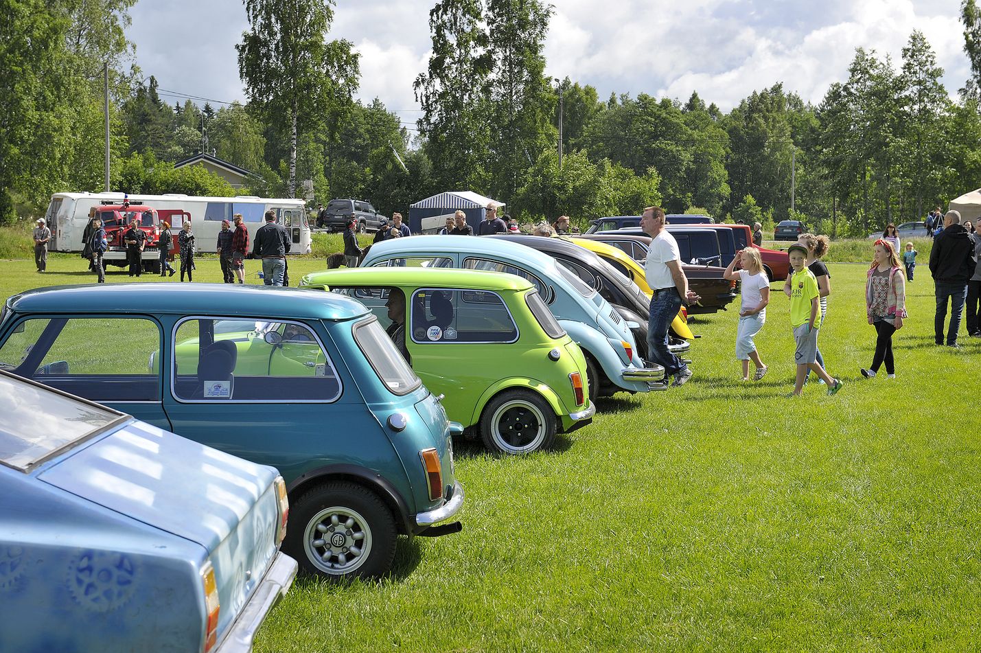 Aurinkoa, tummaa pilvimassaa ja autoja, siinä pieni osa kattauksesta Suojalan motor show'ssa.