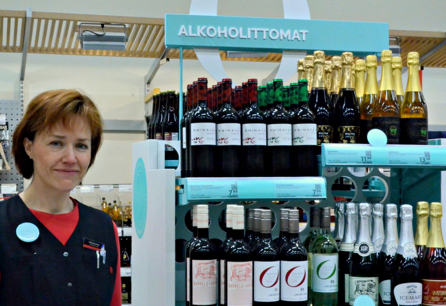 Alkoholittomat tuotteet ovat Alkossa hyvin esillä. Myymäläpäällikkö Johanna Ahola kertoo, että alkoholittomiakin juomia on juhannuksen alla kyselty.