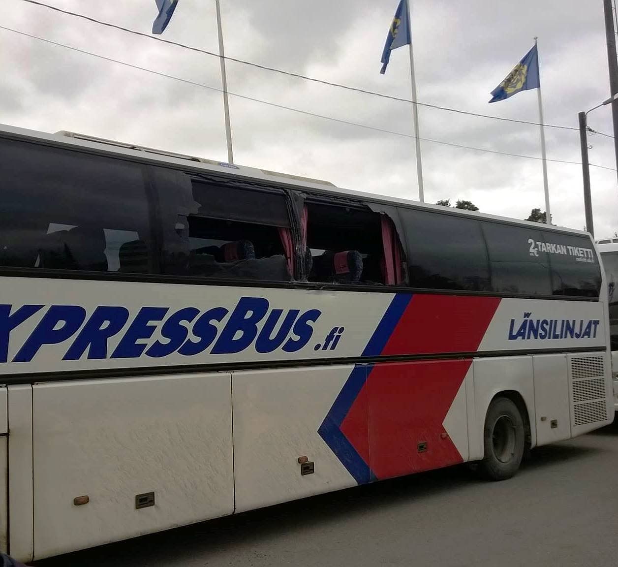 Tapparafanien bussista kaksi ikkunaa rikki