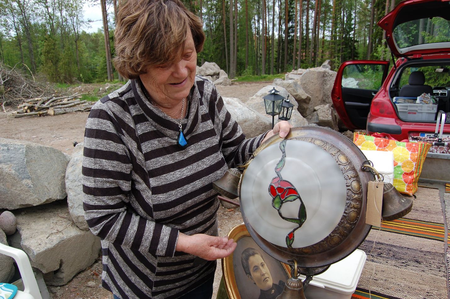 Ritva Salminen oli tuonut myyntiin muun muassa lampun, jota oli itse entisöinyt. Kuva: Elina Lammela
