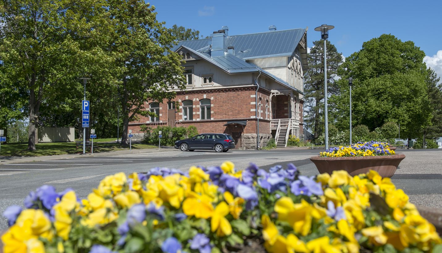 Rauman seminaari on yksi 1800-luvun lopun ja vuosisadanvaihteen opettajaseminaareista, jotka ovat valtion maanlaajuisen rakennusprojektin ja yleisten rakennusten ylihallituksen suunnittelun tuloksia. Kuvassa on rakennus, joka alun perin oli seminaarin johtajan asunto. Kuva: Esa Urhonen