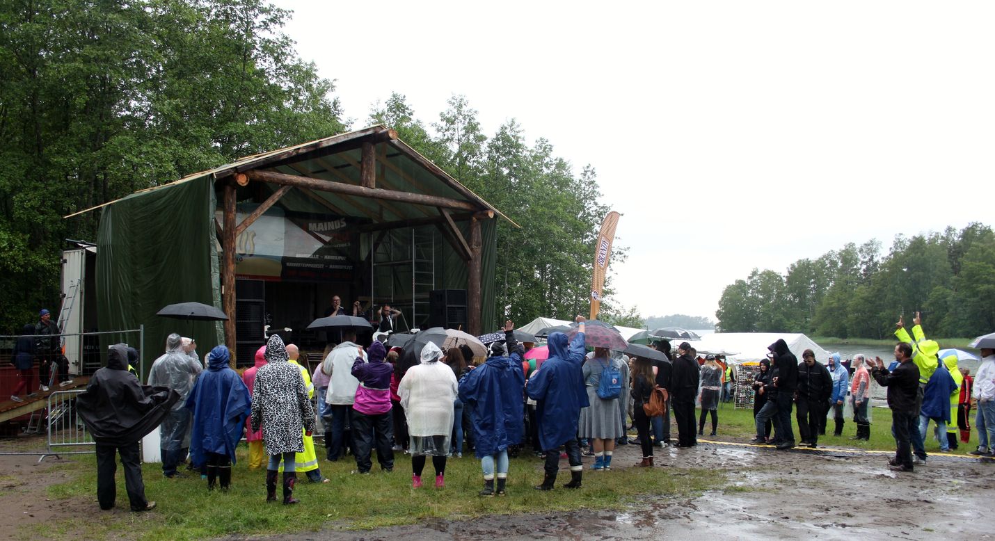 Arttu Wiskaria fiilisteltiin lavan edessä sateesta huolimatta. Kuvat: Henriikka Korte