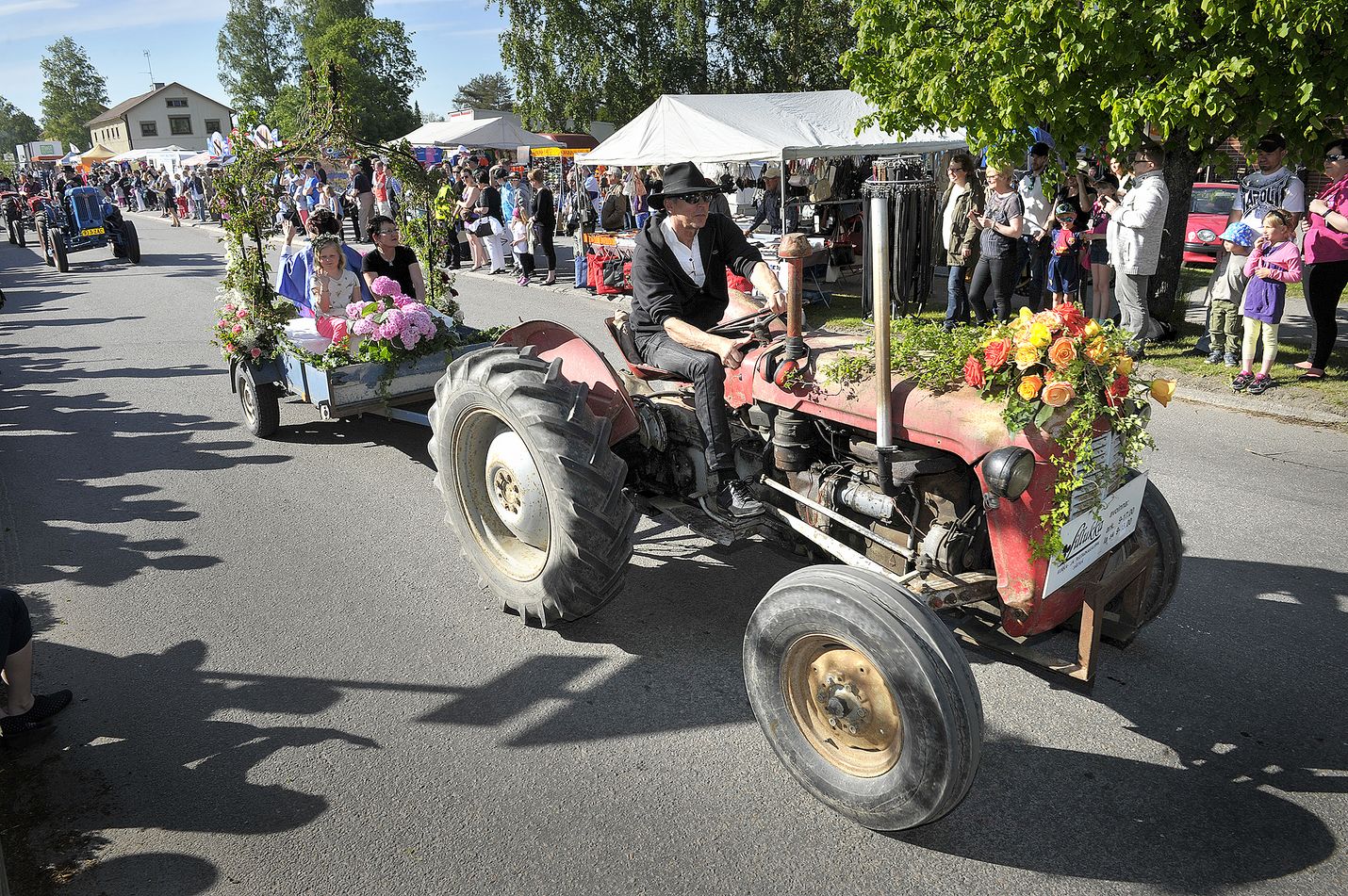 Näin komeilla peleillä ajeltiin Kuhinakulkueessa.