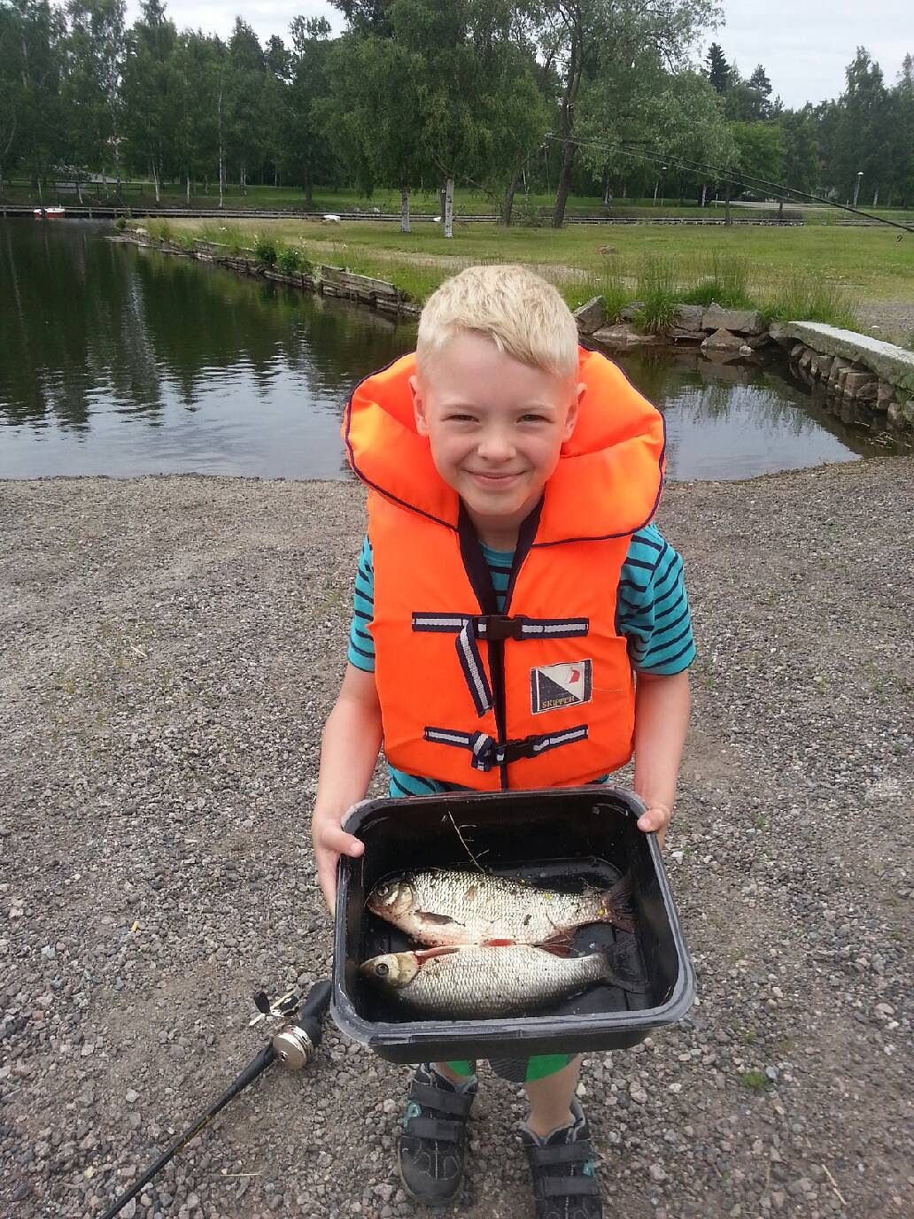 Matias on innokas kalastaja. Lukijan kuvat: Pekka Poijärvi