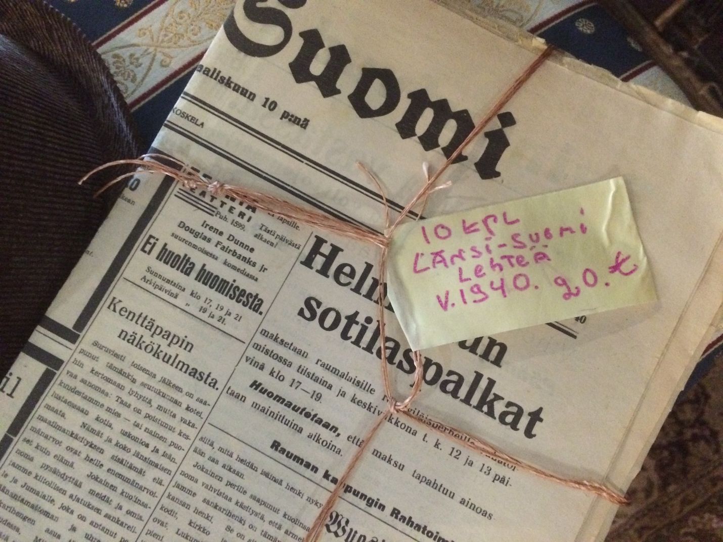 Paikallisella kirpputorilla kaupiteltiin vanhoja, mutta hyvin säilyneitä Länsi-Suomia. Kuva: Maija Männistö