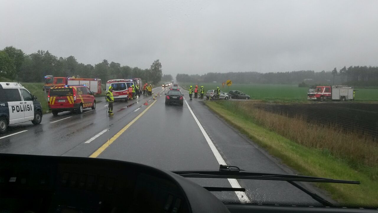 Lukijan kuva. Kolariautot on saatu pois ajokaistalta.