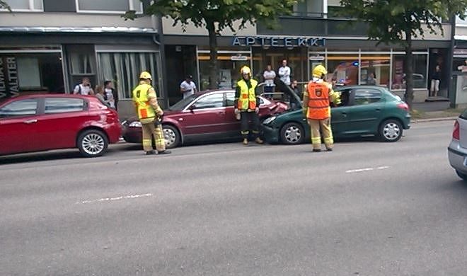 Henkilöauto törmäsi pysäköityyn autoon Syväraumankadulla. Lukijan kuva: Raimo Vahanto