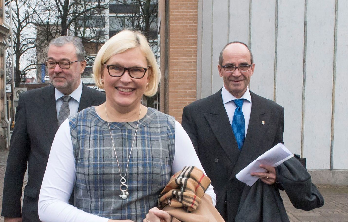 Kylmää sotaa. Kaupunginvaltuuston puheenjohtaja Hanna Marvan taustalla kaupunginhallituksen varapuheenjohtaja Jyrki Santala ja puheenjohtaja Rainer Lehti.