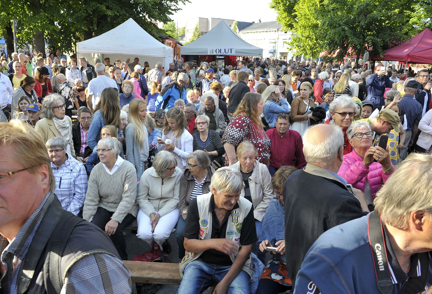 Pitsimissikisaa seurasi perinteisesti täysi savilanpuistollinen ihmisiä.