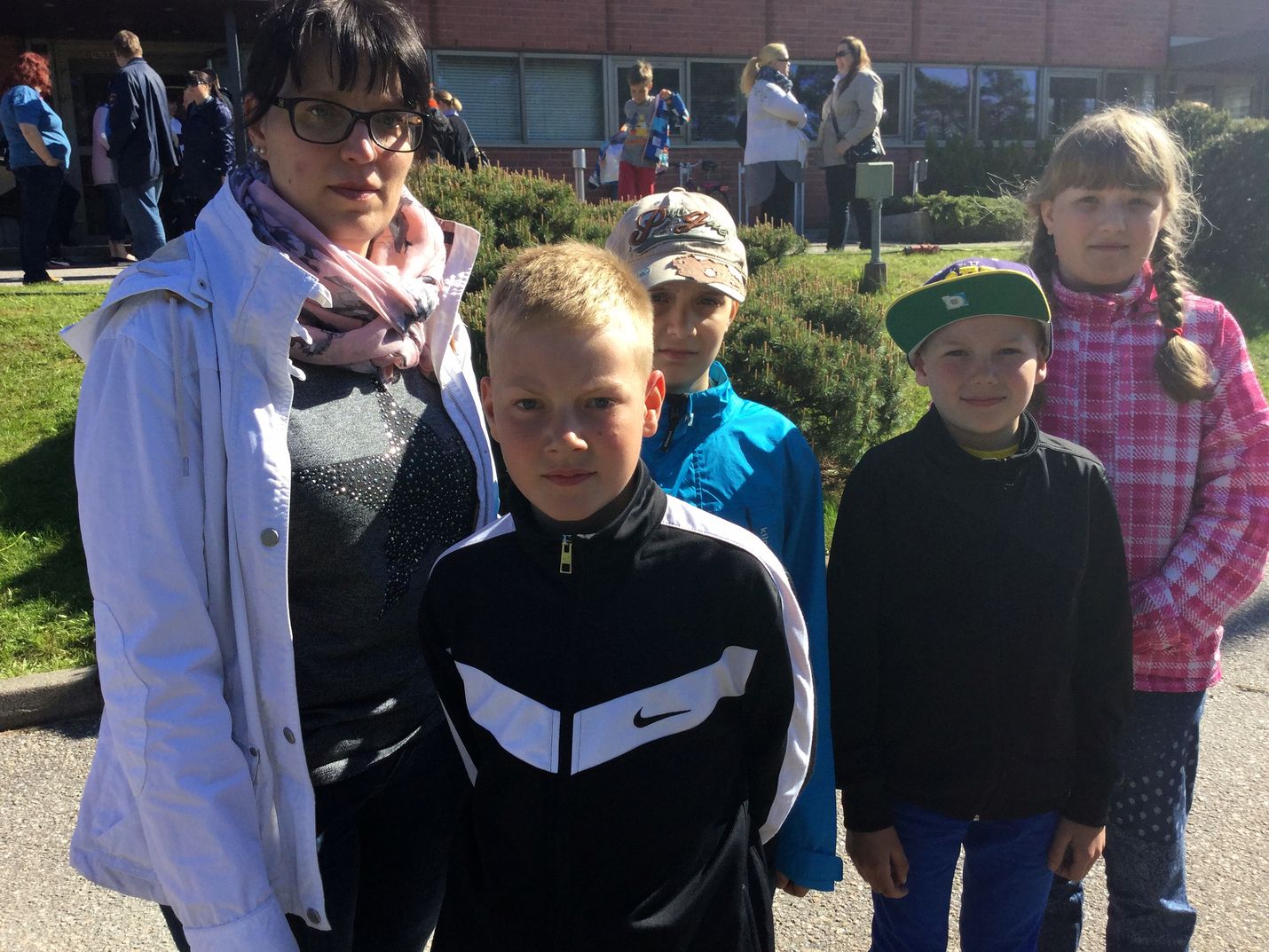Sanna Lautakari, Vilho Lautakari, Eino Lautakari, Juuli Niemimaa ja Aukusti Niemimaa siirtyivät toimituksesta nimikirjoitusjonoon.