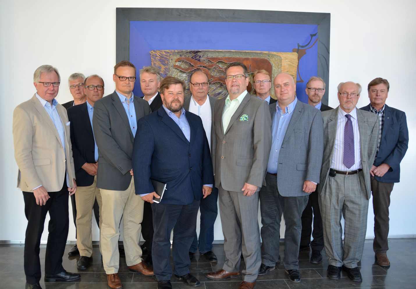 Tällä porukalla meni toista tuntia sopimuspaperien allekirjoittamisessa. Vasemmalta Timo Reivonen, Heikki Tuomaala, Esa Sainio, Jussi Lähteenmäki, Marko Haapasaari, Ari Salmi, Muisto Laine, Matti Saustila, Harri Hiitiö, Ville Majasaari, Juha Teerialho, Hannu Heino ja Kari Koski.