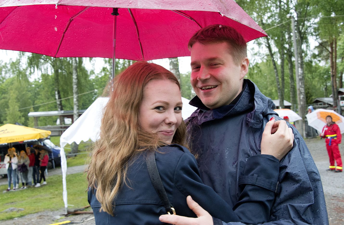 Elina Johansson ja Juha Suovalkama olivat varautuneet sateenvarjolla juhannusjuhlintaan. Kuva: Esa Urhonen