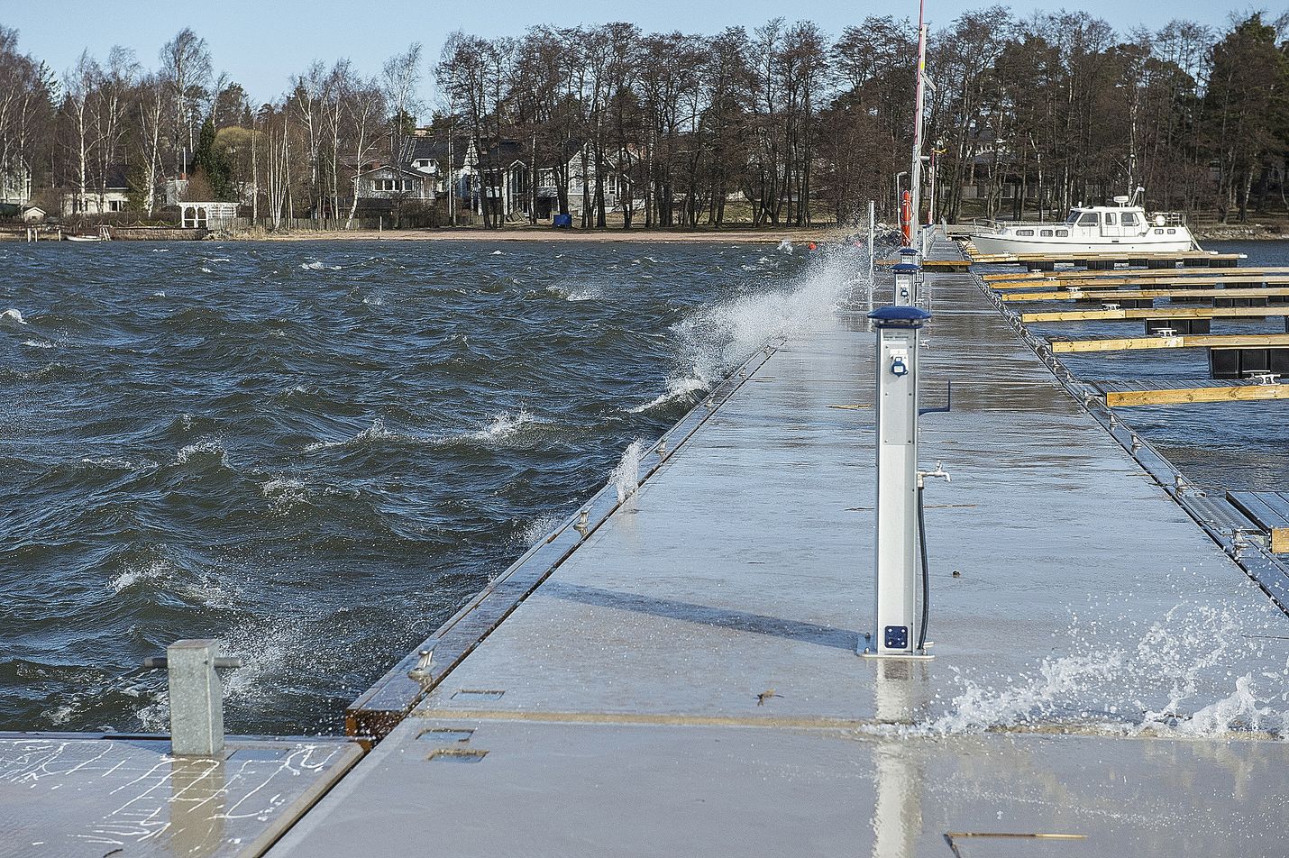 Tuuli sekoitti Syväraumanlahtea huhtikuussa. Kuva: LS-arkisto/Pekka Lehmuskallio