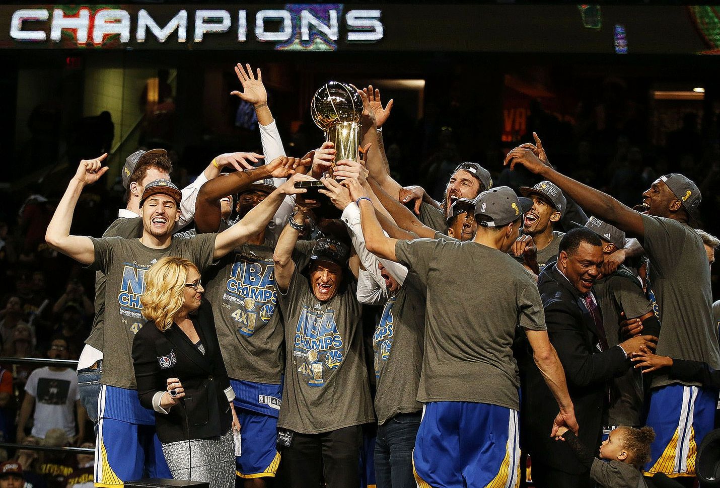 NBA-mestaruutta juhlii myös Raumalla pelannut koripalloilija.