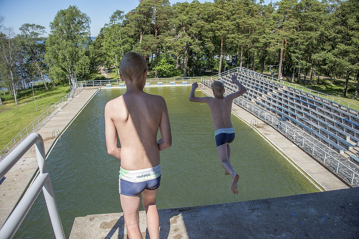 Uimahypyt Rauman maauimalassa ovat päättyneet tältä kesältä. Päättymisen merkkejä ei sen sijaan osoita ikuisuuskeskustelu maauimalan tulevaisuudesta.