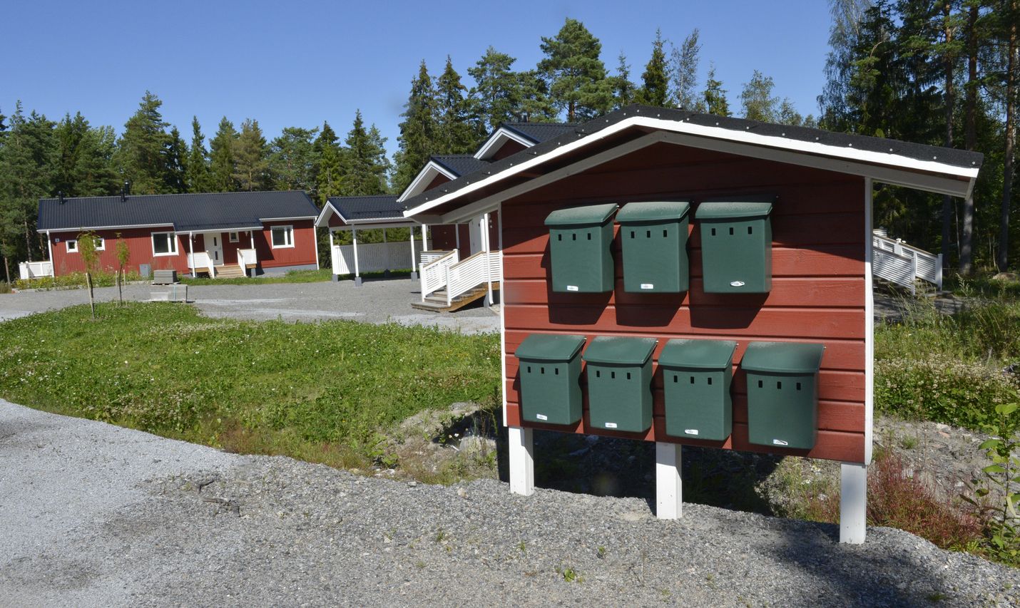Omakoti- ja mökkiasujan kannattaa kaivella pöytälaatikon pohjalta kevään korvalla tullut kiinteistöverolappu. Peräti puoli miljoonaa suomalaista unohtaa maksaa kiinteistöveron ajallaan. Ensimmäisen erän maksupäivä on 7. syyskuuta. Unohtamisesta muistutetaan ja se maksaa lisää.