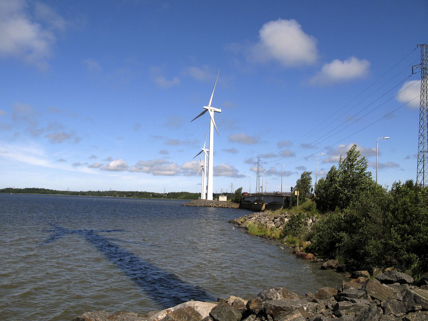 Tuulivoimatuotantoa ei voi käynnistää kaavoittamattomalla alueella pelkän hakemusmenettelyn kautta, linjasi oikeus Pyhärantaa koskevassa päätöksessään. Porin Reposaaressa tuulisähköä on tuotettu jo pitkään.