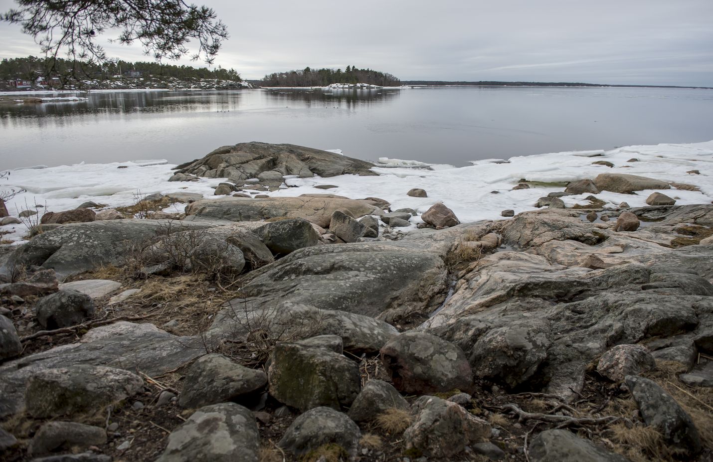 Merenranta pysyy edelleen vapaana seutuna Rauman Maanpäässä, vaikka osa kaava-alueen maista on nyt osoitettuna teollisuuden laajenemismahdollisuuksiin. Tuomioistuin asettui ratkaisussaan kaavoittajan eli Rauman kaupungin kanssa samoille kannoille.